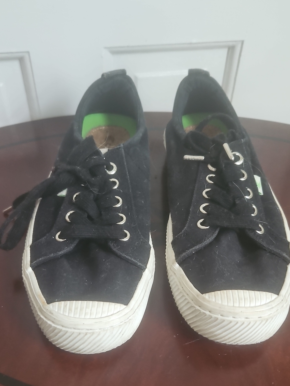 Cariuma Black Canvas Low-Top Sneakers with Green Insole